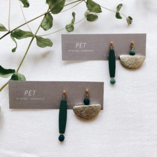 異素材のアシンメトリーな耳飾り【green×gold】（ピアス・イヤリング）