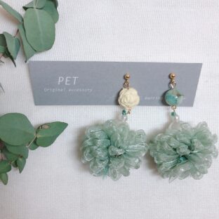 シアーポンポンの耳飾り