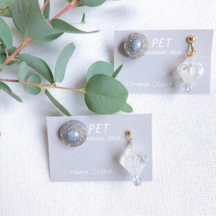 お花のチェコガラスとダイスの耳飾り【Gray】（ピアス・イヤリング）