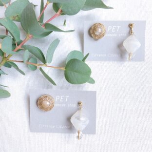 お花のチェコガラスとダイスの耳飾り【Beige】（ピアス・イヤリング）
